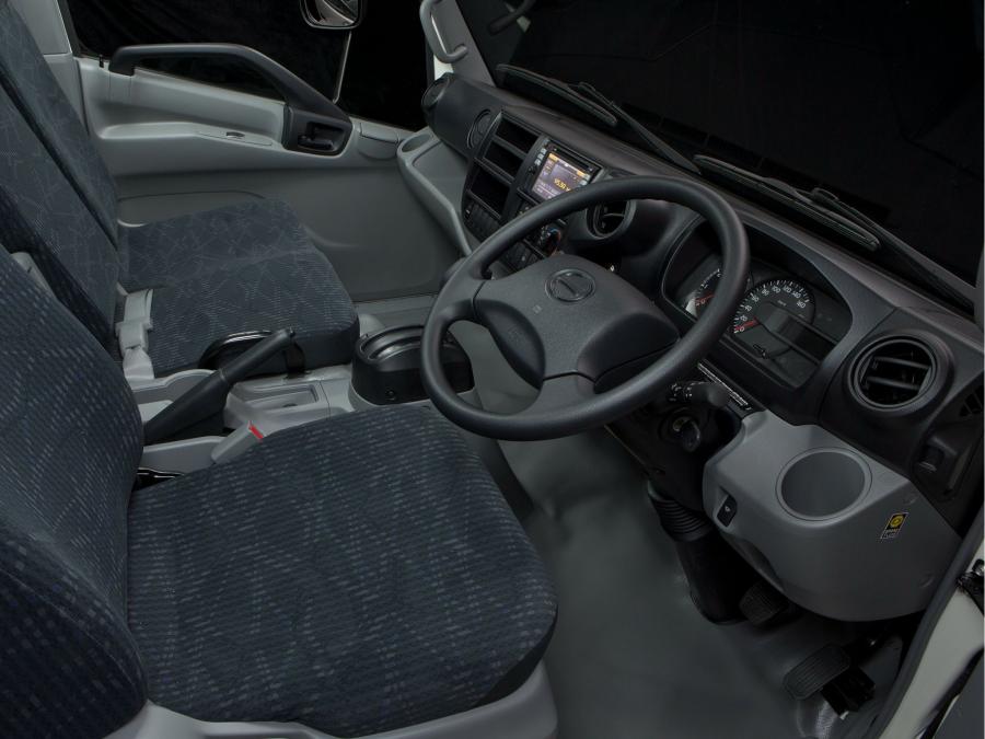 Интерьер Hino 300-921 Crew Cab 2014 года  (фото 6 из 6)